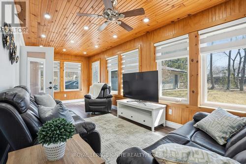 930 Old Derry Road, Mississauga, ON - Indoor Photo Showing Living Room