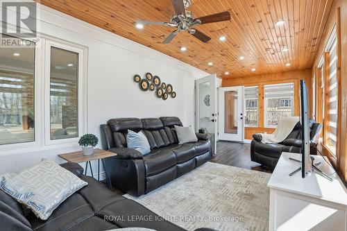 930 Old Derry Road, Mississauga, ON - Indoor Photo Showing Living Room