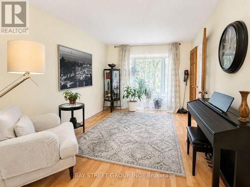 2554 Valencia Road, Mississauga, ON - Indoor Photo Showing Living Room