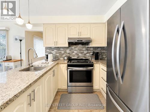 2554 Valencia Road, Mississauga, ON - Indoor Photo Showing Kitchen With Double Sink With Upgraded Kitchen