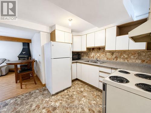 2554 Valencia Road, Mississauga, ON - Indoor Photo Showing Kitchen With Double Sink