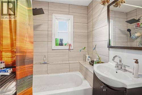 75 Niagara Street, Hamilton, ON - Indoor Photo Showing Bathroom