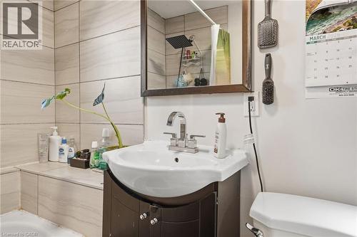 75 Niagara Street, Hamilton, ON - Indoor Photo Showing Bathroom