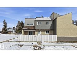 202 KASKITAYO CT NW  Edmonton, AB T6J 3T3