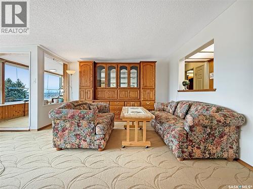 8 275 Alpine Crescent, Swift Current, SK - Indoor Photo Showing Living Room