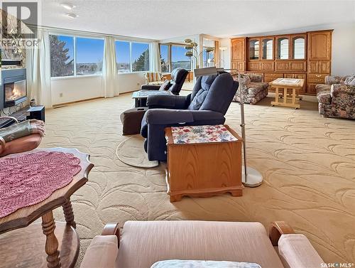 8 275 Alpine Crescent, Swift Current, SK - Indoor Photo Showing Living Room