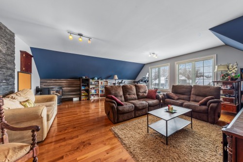 Salon - 329 Rue Daudelin, Farnham, QC - Indoor Photo Showing Living Room