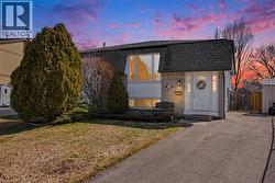 2381 MIDDLESMOOR Crescent  Burlington, ON L7P 3X4
