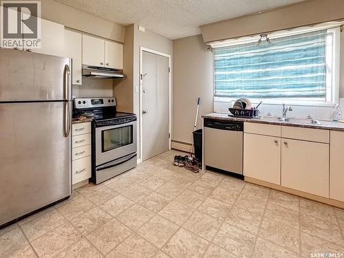 395 6Th Avenue Se, Swift Current, SK - Indoor Photo Showing Kitchen With Double Sink