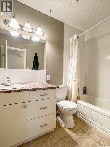 395 6Th Avenue Se, Swift Current, SK - Indoor Photo Showing Bathroom