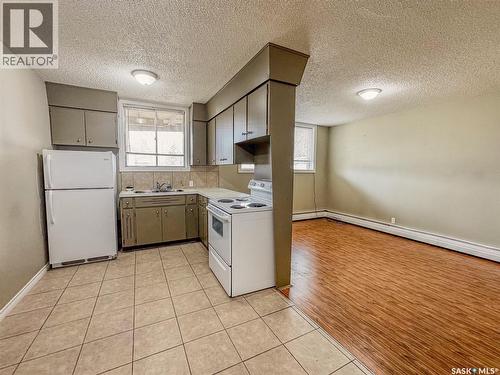 395 6Th Avenue Se, Swift Current, SK - Indoor Photo Showing Kitchen With Double Sink