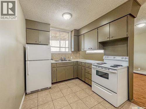 395 6Th Avenue Se, Swift Current, SK - Indoor Photo Showing Kitchen With Double Sink