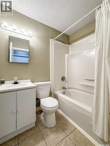 395 6Th Avenue Se, Swift Current, SK - Indoor Photo Showing Bathroom