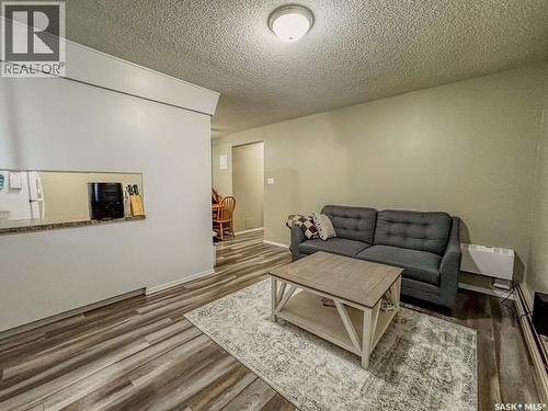 395 6Th Avenue Se, Swift Current, SK - Indoor Photo Showing Living Room
