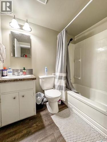 395 6Th Avenue Se, Swift Current, SK - Indoor Photo Showing Bathroom