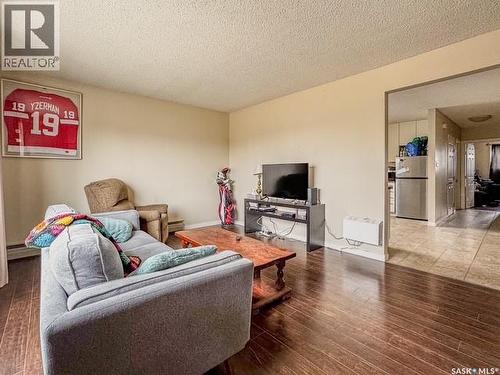 395 6Th Avenue Se, Swift Current, SK - Indoor Photo Showing Living Room