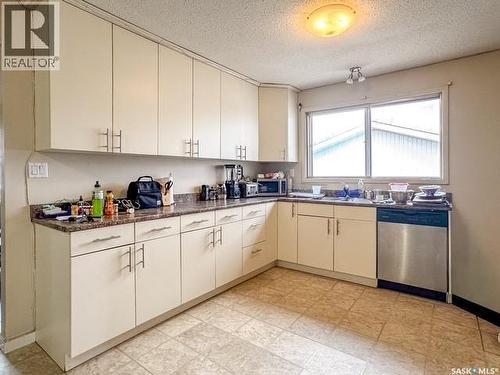 395 6Th Avenue Se, Swift Current, SK - Indoor Photo Showing Kitchen