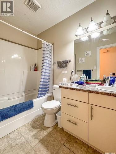 395 6Th Avenue Se, Swift Current, SK - Indoor Photo Showing Bathroom