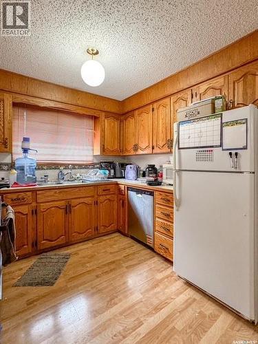 216 15Th Avenue Ne, Swift Current, SK - Indoor Photo Showing Kitchen
