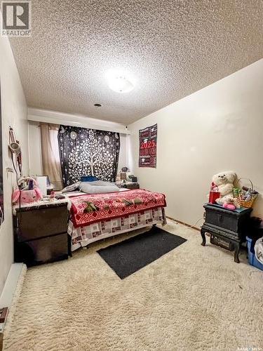 216 15Th Avenue Ne, Swift Current, SK - Indoor Photo Showing Bedroom