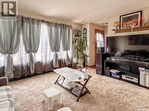 216 15Th Avenue Ne, Swift Current, SK - Indoor Photo Showing Living Room