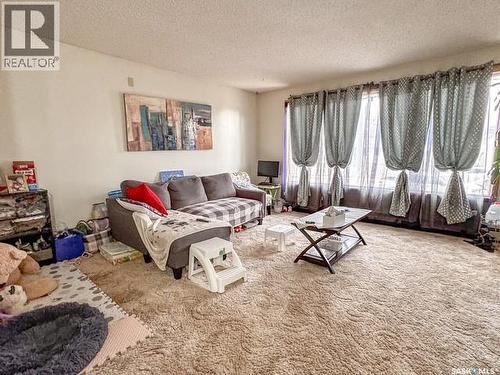 216 15Th Avenue Ne, Swift Current, SK - Indoor Photo Showing Living Room