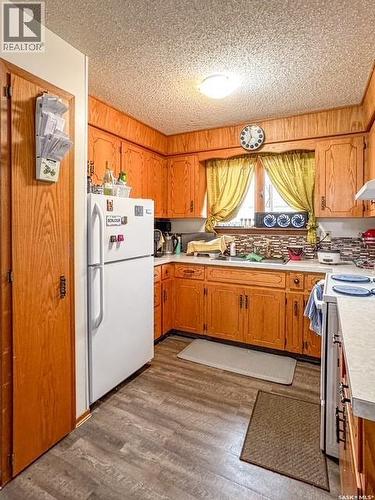 216 15Th Avenue Ne, Swift Current, SK - Indoor Photo Showing Kitchen