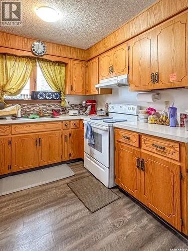 216 15Th Avenue Ne, Swift Current, SK - Indoor Photo Showing Kitchen