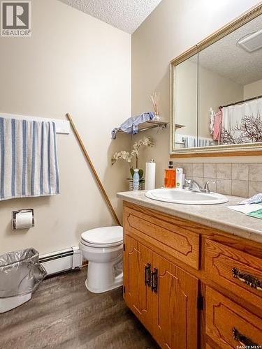 216 15Th Avenue Ne, Swift Current, SK - Indoor Photo Showing Bathroom