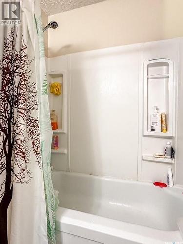 216 15Th Avenue Ne, Swift Current, SK - Indoor Photo Showing Bathroom