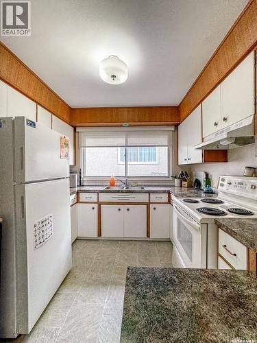 947 & 957 Connaught Drive, Swift Current, SK - Indoor Photo Showing Kitchen