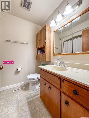947 & 957 Connaught Drive, Swift Current, SK - Indoor Photo Showing Bathroom