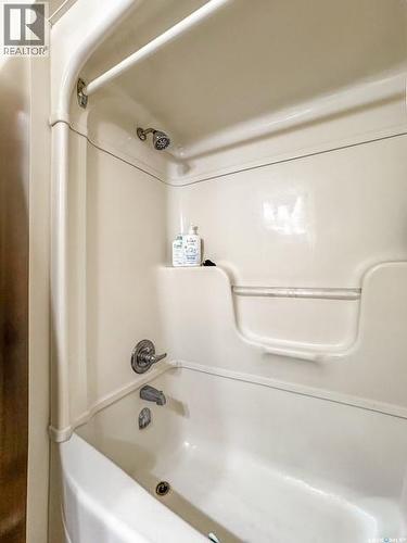 947 & 957 Connaught Drive, Swift Current, SK - Indoor Photo Showing Bathroom