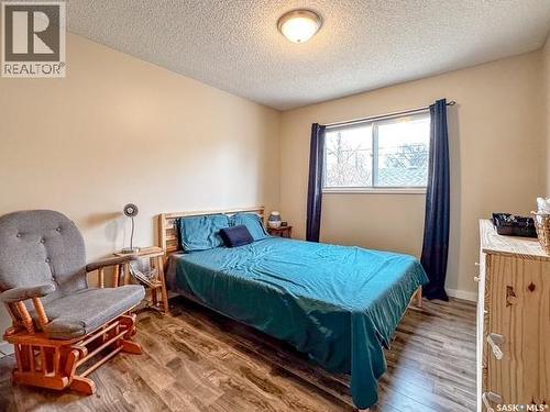947 & 957 Connaught Drive, Swift Current, SK - Indoor Photo Showing Bedroom