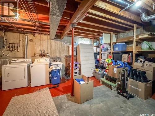 947 & 957 Connaught Drive, Swift Current, SK - Indoor Photo Showing Laundry Room
