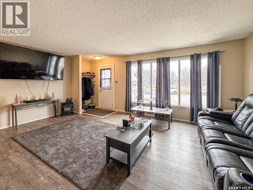 947 & 957 Connaught Drive, Swift Current, SK - Indoor Photo Showing Living Room