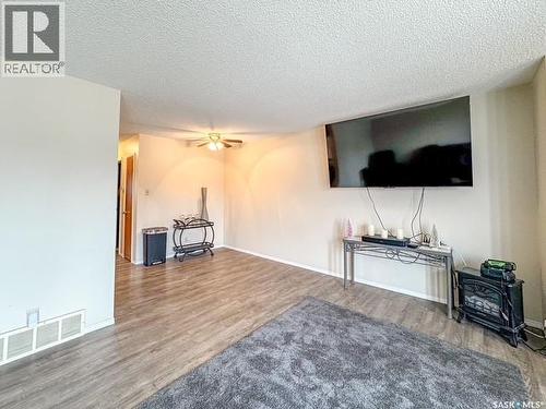 947 & 957 Connaught Drive, Swift Current, SK - Indoor Photo Showing Living Room