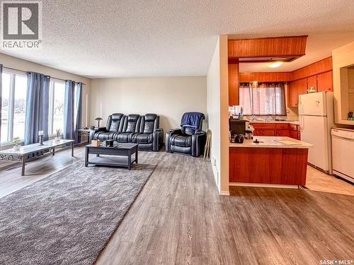 947 & 957 Connaught Drive, Swift Current, SK - Indoor Photo Showing Living Room
