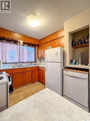 947 & 957 Connaught Drive, Swift Current, SK - Indoor Photo Showing Kitchen With Double Sink