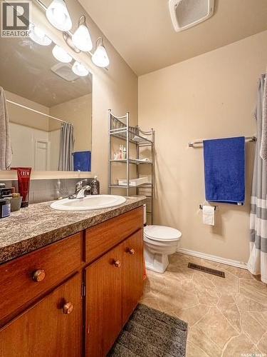 947 & 957 Connaught Drive, Swift Current, SK - Indoor Photo Showing Bathroom