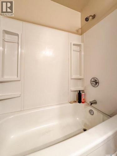 947 & 957 Connaught Drive, Swift Current, SK - Indoor Photo Showing Bathroom