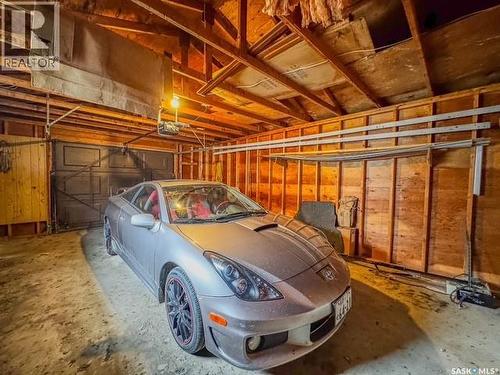 947 & 957 Connaught Drive, Swift Current, SK - Indoor Photo Showing Garage