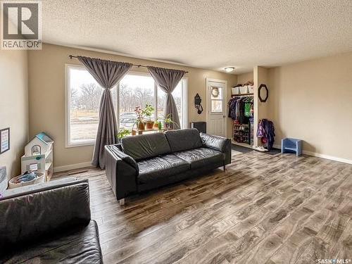 947 & 957 Connaught Drive, Swift Current, SK - Indoor Photo Showing Living Room
