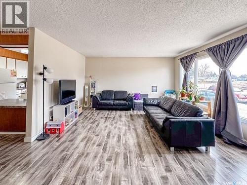 947 & 957 Connaught Drive, Swift Current, SK - Indoor Photo Showing Living Room