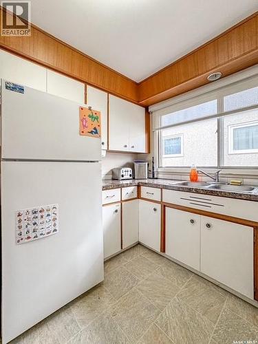 947 & 957 Connaught Drive, Swift Current, SK - Indoor Photo Showing Kitchen With Double Sink
