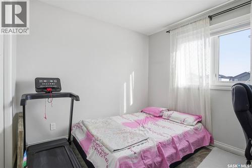 215 Wyant Lane, Saskatoon, SK - Indoor Photo Showing Bedroom
