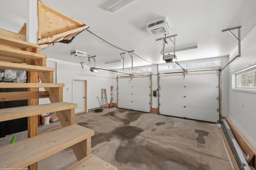 Garage - 275 Rue Des Grands-Pics, Saint-Colomban, QC - Indoor Photo Showing Garage