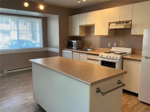 103-2525 Dingwall St, Duncan, BC - Indoor Photo Showing Kitchen