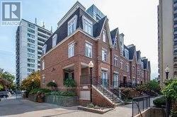 8 - 98 REDPATH AVENUE Toronto, ON M4S 2J7