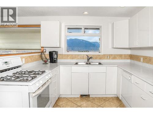 338 Valleyview Drive, Creston, BC - Indoor Photo Showing Kitchen With Double Sink